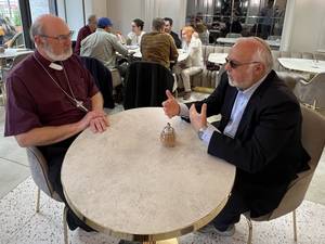 Foto: Bischof Thomas Schirrmacher und Rabbiner Abraham Cooper im Gespräch © Daniel Schuster