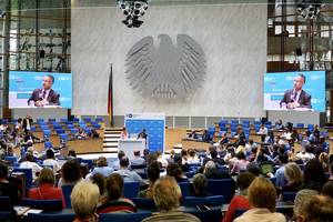 Foto: Ahmed Shaheed spricht im Plenarsaal des ehemaligen Bundestages beim Global Media Forum Â© BQ/Warnecke