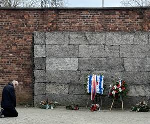 Foto: Thomas Paul Schirrmacher an der „Schwarzen Wand“ der Gedenkstätte Auschwitz I in Polen am 18.3.2024 © IIRF/Schirrmacher