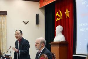 Foto: Prof. Dr. Tuong Duy Kein stellt Prof. Dr. Thomas Schirrmacher vor Â© IIRF/Martin Warnecke