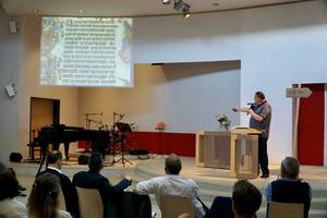 Photo: Alexander Schick explains the significance of Luther’s Bible translation © MBS/Martin Warnecke