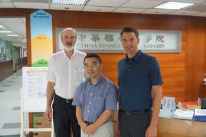 Foto: Plutschinski und Schirrmacher mit Prof. Paul Kong beim Rundgang im China Evangelical Seminary Â© BQ/Warnecke