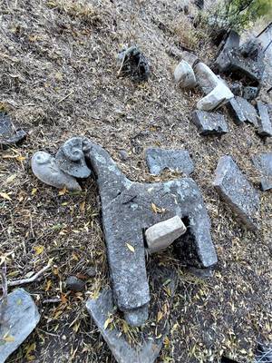 Foto 5: Detail vom Friedhof. Von türkischen Soldaten zerstörte Wid-derskulpturen aus Kalkstein, die typisch für die zazaische Bildhauertraditi-on waren. © Hakki Çimen