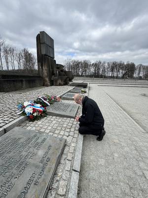 Foto: Thomas Paul Schirrmacher am 18.3.2023 am großen Denkmal der Gedenkstätte Auschwitz II-Birkenau in Polen am 18.3.2024 © IIRF/Schirrmacher