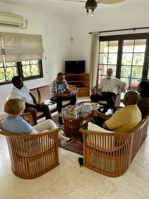 Foto: Thomas und Christine Schirrmacher treffen sich mit den Leitern der Evangeli-schen Allianz der Seychellen Â© WEA/David Schirrmacher