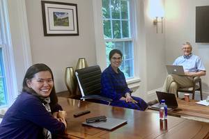 Foto (von links nach rechts): Dr. Peirong Lin, Dr. Joanna Bartovic und Rev. Ray Swatkowski während einer Finanzsitzung im Juni 2022 im WEA-Büro © WEA