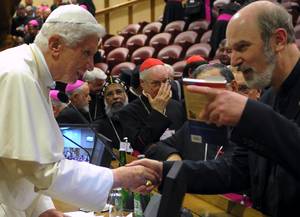 Foto: Der Papst erhÃ¤lt BÃ¼cher zum Thema Christenverfolgung Â© Osservatore Romano