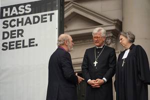 In discussion with the Presiding Bishop of the Protestant Churches in Germany and the Bishop for ecumenical Relations in front of the Berlin Cathedral Â© BQ/Warnecke