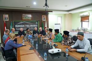Leading figures from the WEA and Humanitarian Islam movement meet at the Jakarta headquarters of the NU young adults movement, Gerakan Pemuda Ansor. The banner in the background states in Indonesian, âHouse of Tolerance: He who is not your brother in faith is your brother in humanity.â Â© BQ/Martin Warnecke