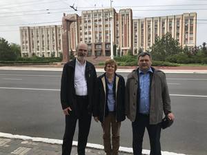 Foto: Die Schirrmachers und ihr Gastgeber vor dem Parlament in Tiraspol ?Â© privat