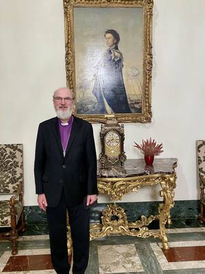Photo: Archbishop Schirrmacher under a painting of Queen Elizabeth II in the British Embassy in Rome in October 2021 © Thomas Paul Schirrmacher