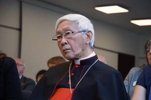 Foto: Kardinal Joseph Zen Ze-kiun hÃ¶rt der Laudatio auf ihn zu Â© BQ/Warnecke