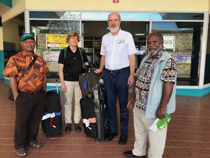 Foto: Papua Neuguinea: Abholung am Flughafen durch den PrÃ¤sidenten und den GeneralsekretÃ¤r der Evangelischen Allianz Â© BQ/Martin Warnecke