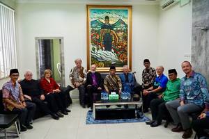 World Evangelical Alliance and Humanitarian Islam leaders sit beneath a painting that depicts Indonesiaâs founding father, Sukarno, cradling a barefoot independence martyr slain by Dutch colonial forces in late-1940s Java. A crucifix dangles from the young manâs neck. Sri Ayatiâs Legacy hangs in the Jakarta headquarters of Nahdlatul Ulamaâs young adults organization, GP Ansor, and has become a potent symbol of the Humanitarian Islam movement. Â© BQ/Martin Warnecke