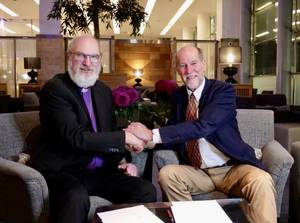 Foto: WEA-Generalsekretär Bischof Dr. Thomas Schirrmacher (links) und FaithIn-vest-CEO Martin Palmer nach der Unterzeichnung der Kooperationsverein-barung © FaithInvest
