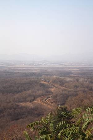 Foto: Der Grenzstreifen zwischen Nord- und SÃ¼dkorea von einem UN-Aussichtsturm aus, mit Blick auf die nordkoreanische Propagandastadt mit Fahnenmast im Hintergrund Â© BQ/Warnecke