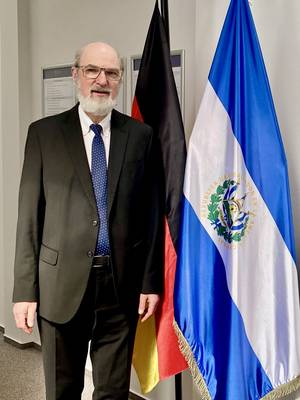 Foto: Thomas Paul Schirrmacher in der Botschaft von El Salvador in Berlin © BQ/Schirrmacher