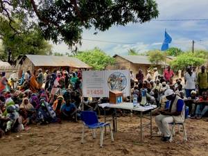 Durch die eskalierende Gewalt entwurzelte Mosambikaner versammeln sich in Mocimboa da Praia, in der Provinz Cabo Delgado, Mosambik, im Dezember 2019 zu einer Nahrungsmittelverteilung Â© UNHCR/Eduardo Burmeister
