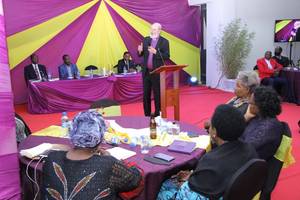 Foto: Thomas Schirrmacher während des Empfangs mit den Generalsekretären der Vereinigung der Evangelikalen in Afrika und des Pan African Council of Churches © WEA