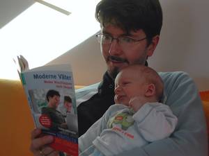 Ein echter Schnappschuss: Ein Vater liest das deutsche Buch mit seinem Kind Â© BQ/Martin Zeindl