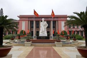 Foto: Das HauptgebÃ¤ude der UniversitÃ¤t âNationale Akademie fÃ¼r Politikâ mit der Ho Chi Minh Statue