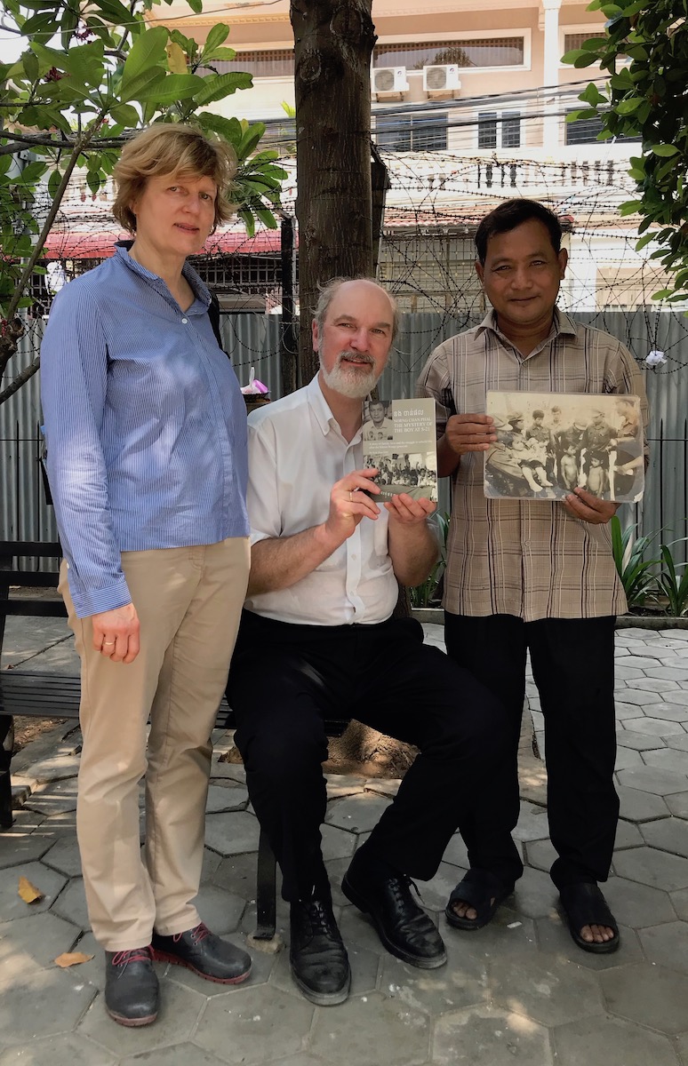 Foto: Norng Chan Pal mit Christine und Thomas Schirrmacher, dem Foto seiner Familie und dem signierten Buch Ã¼ber seine Lebensgeschichte Â© BQ/Schirrmacher